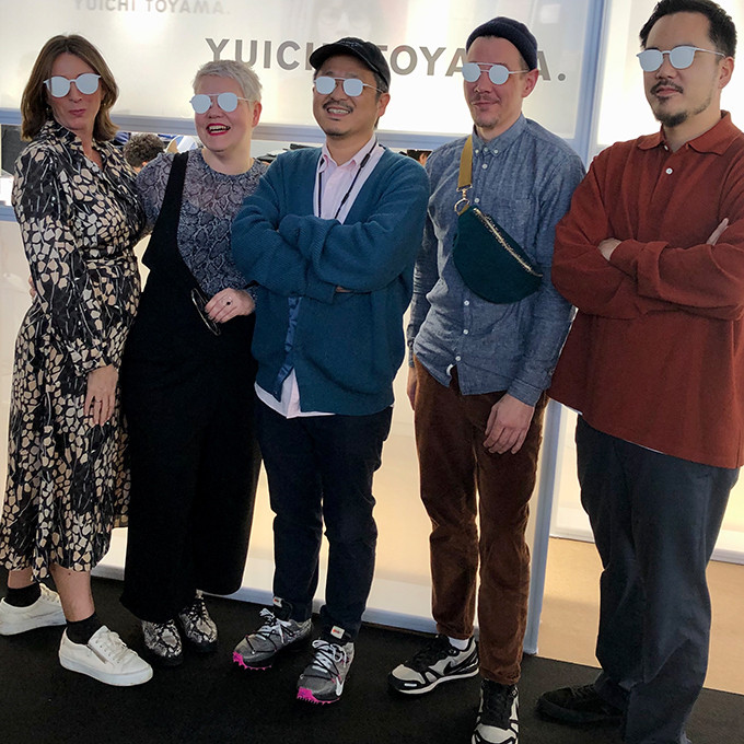 3 BELLEVUE Teammitglieder mit Yuichi Toyama und Mitarbeiter beim Fototermin auf der Messe Opti in München.