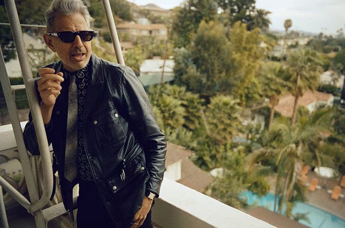 Jeff Goldblum trägt eine schwarze Jacques Marie Mage Sonnenbrille in einem kalifornischen Garten
