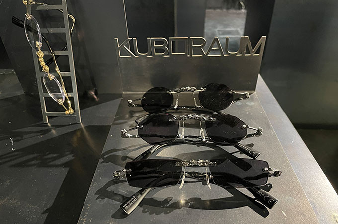 3 randlose Kuboraum Sonnenbrillen mit massiven und künstlerisch gestalteten Metallbügeln.