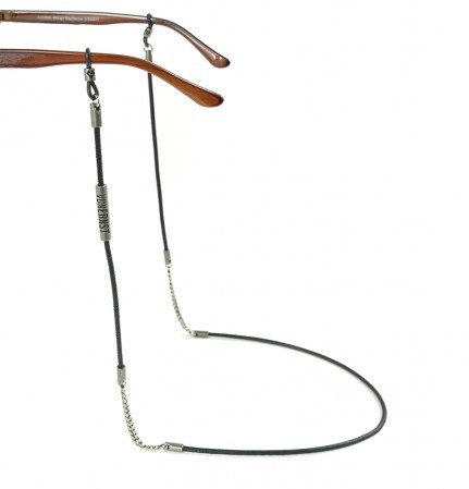 Brillenkette als Kombination aus Leder und Metallkettchen mit 2 Silikonringen an den Bürgelenden einer Brille befestigt.