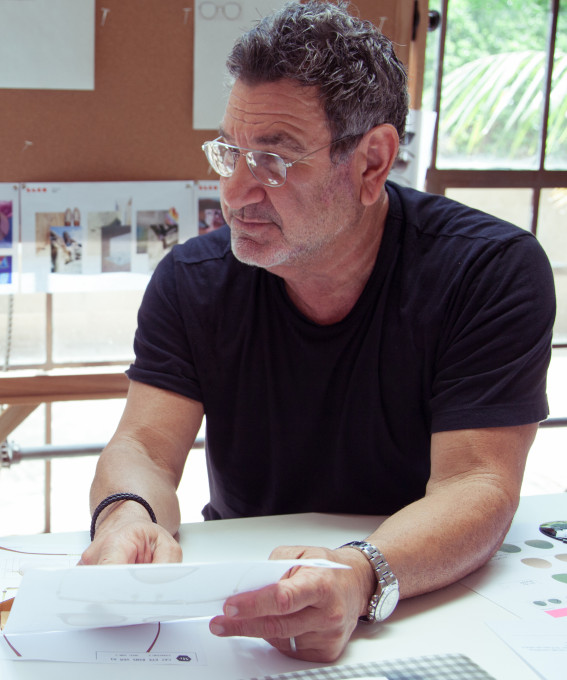 Larry Leight, Designer der Kollektion Mr. Leight mit einer Skizze eines Brillenmodells.