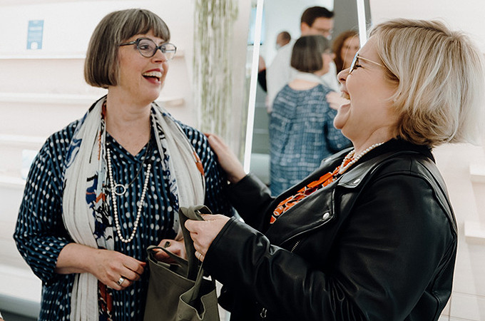 Gudlin Ingvarsdottir und Karin Stehr bei der Begrüßung auf der Party von BELLEVUE