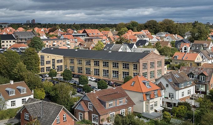 Ansicht der Lindberg Manufaktur im Ortsbild des Vorortes von Aarhus, Dänemark, wo sich der Firmensitz von Lindberg befindet.