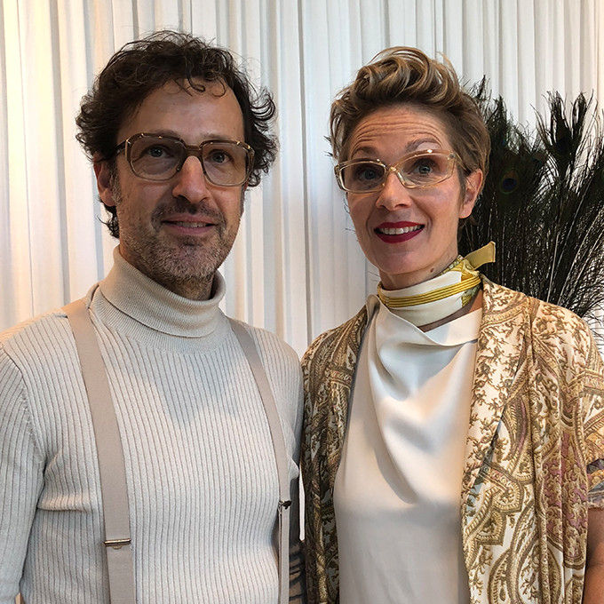 Etienne Frederiks und Susanne Klemm auf dem Messestand ihrer Brillenmarke Suzy Glam.