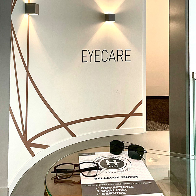 Die Galerieebene von BELLEVUE ist für EYECARE reserviert. Der perfekte Ort, um uns in voller Konzentration um die Leistungsfähigkeit und das Wohlbefinden Ihrer Augen zu kümmern.