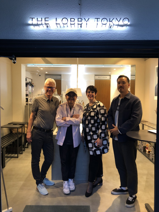 Udo und Karin Stehr gemeinsam mit Yuichi Toyama und einem Mitarbeiter vor dem Yuichi Toyama Shop in Tokio.