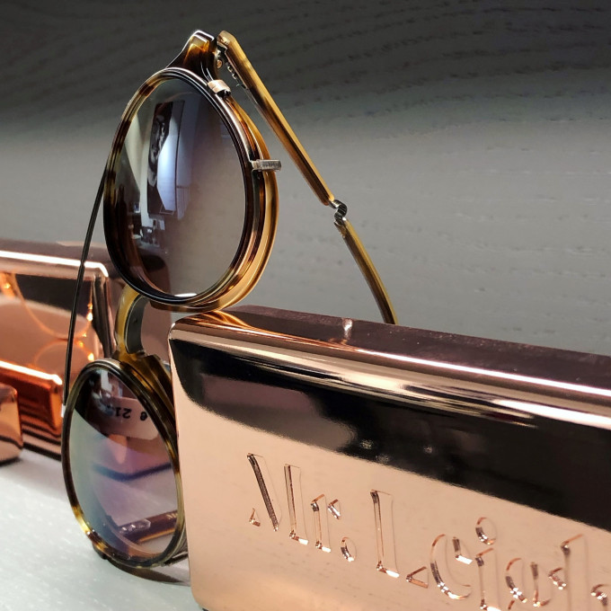 Das Mr. Leight Modell Griffith gehörte zu den ersten Modellen der Kollektion und kann mit einem Clip zur Sonnenbrille erweitert werden.