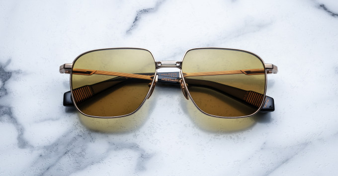 Eine klassische Metall-Sonnenbrille, Modell Sexton, mit gelb-braunen Brillengläsern auf Marmor.