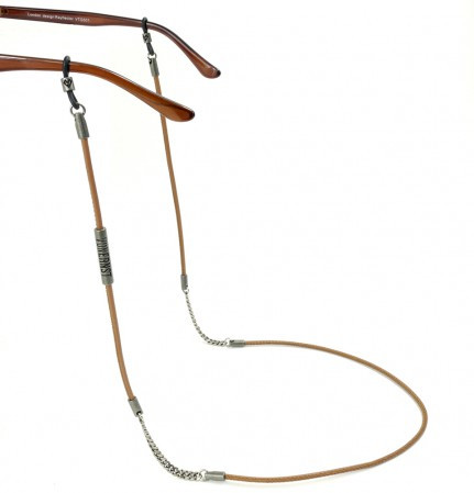 Brillenkette als Kombination aus hellbraunem Leder und Metallkettchen mit 2 Silikonringen an den Bürgelenden einer Brille befestigt.