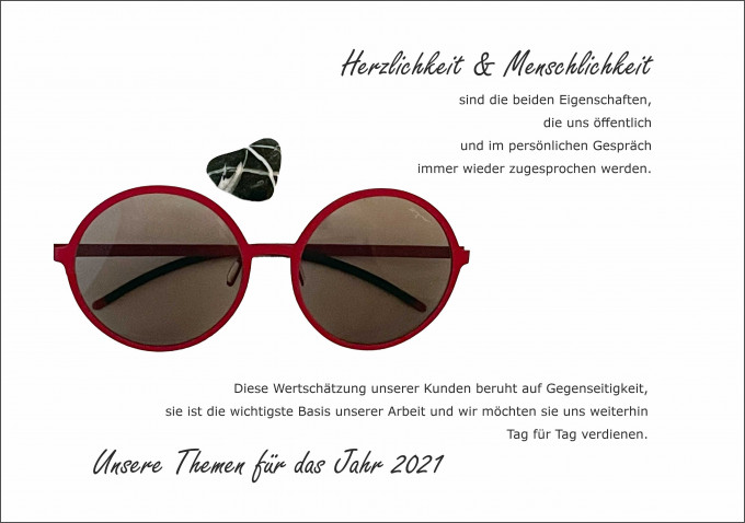 Der BELLEVUE-Wunsch Herzlichkeit und Menschlickheit mit einer großen runden roten Sonnenbrille von Orgreen.