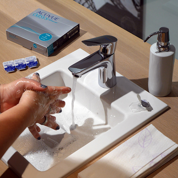 Gründliches Händewaschen am Waschbecken bei BELLEVUE vor dem Einsetzen der Kontaktlinsen.