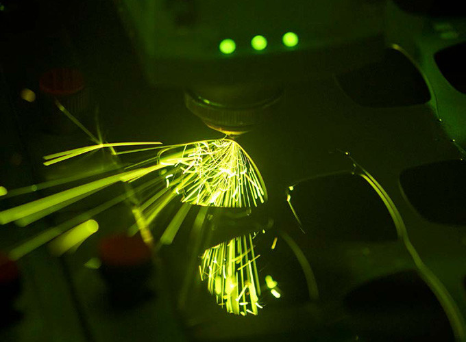 Laser-Cutting der Edelstahlbrillen