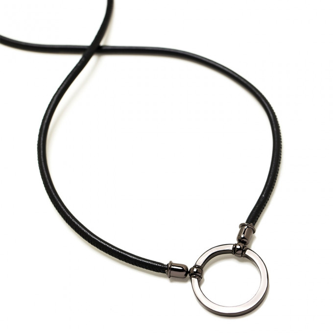 Basic La Loop Brillenband aus schwarzem Leder mit dem klassischen Ring in Antik-Silber.
