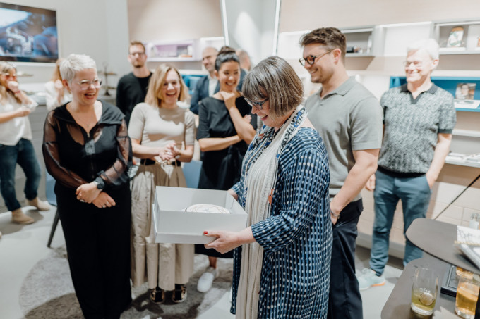 Karin Stehr mit Team bei der Übergabe einer Torte zum Abschied von BELLEVUE