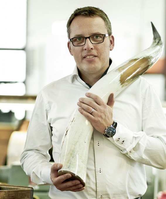 Wolfgang Thelen, Inhaber von Hoffmann Natural Eyewear mit einem seltenen, großen und fast weißen Büffelhorn in den Händen.