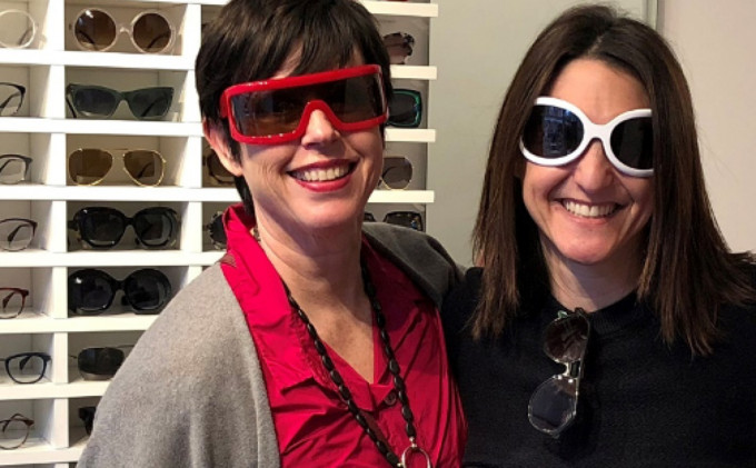 Karin Stehr und Claire Goldsmith in ihrem ehemaligen Geschäft in Notting Hill in London. Beide tragen ikonische Modelle aus den 60er Jahren.