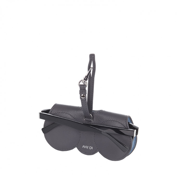 Schlichtes AnyDi SunCover in Grau mit eingelgter Brille.