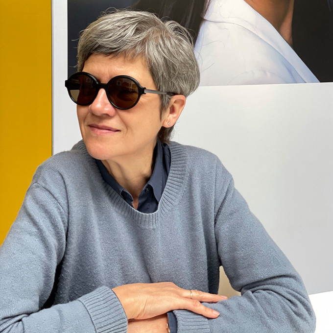 Colibri's Inhaberin Susanne Reckzeh mit einer runden Kunststoff-Sonnenbrille aus der neuen Kollektion.