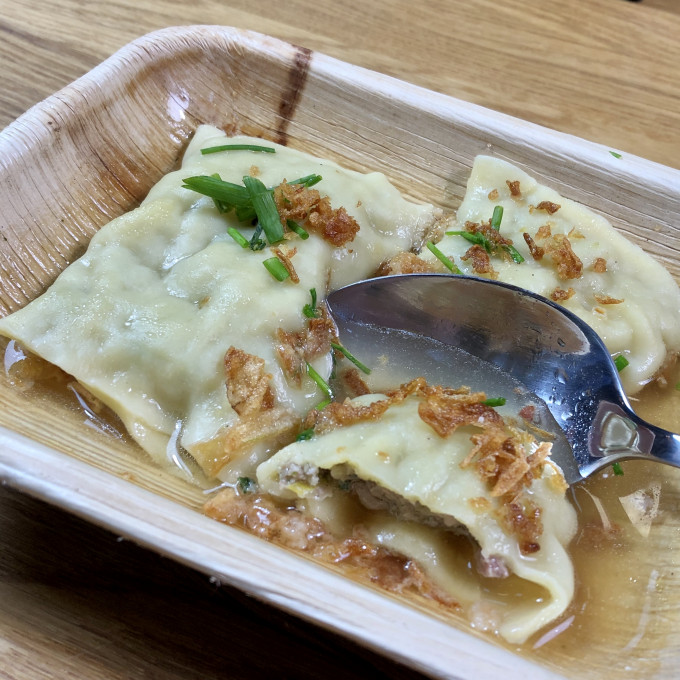 Eine Portion hausgemachter Maultaschen in einem Einwegteller aus Bambus, wie sie beim Messe-Catering von REIZ serviert wurde.