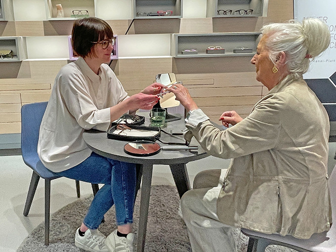 Entspanntes und vertrauensvolles Beratungsgespräch bei BELLEVUE am Lounge-Tisch 