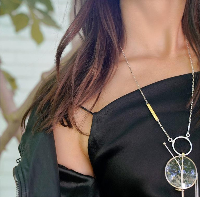 Anischt eines Frauendekolleteés mit einer feinen La Loop Brillenkette und eingehängter Metallbrille.