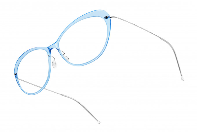 Superleichtes Lindberg NOW Modell in femininer Schmetterlingsform in hellblau transparent.