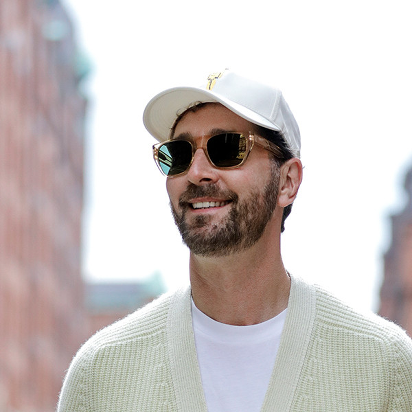 Jörg Oppermann, ein bekannter Coiffeur in Hamburg, trägt die Ace Sonnenbrille aus Acetat von Orgreen.