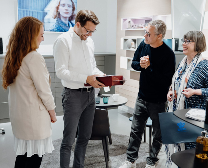 Henrik Orgreen, Falk Köpke mit Frau und Karin Stehr im Gespräch mit Henrik Orgreen