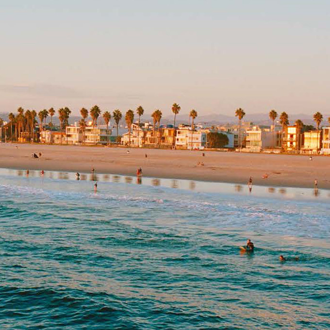 Attraktive Ansicht einer von Venice Beach, Los Angeles, vom Wasser aus. Venice ist die Heimatstadt von Garrett Leight.