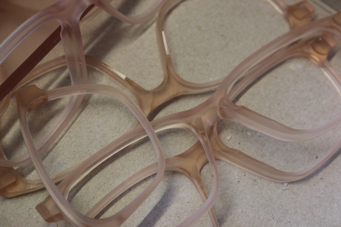 Zarte roséfarbene Brillenmittelteile aus Bio-Acetat.