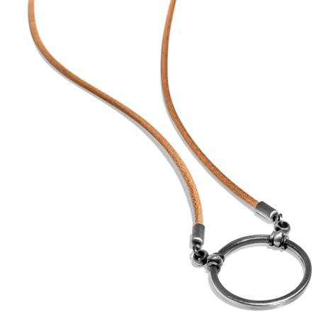 Brillenband aus klassischem hellbraunen Leder und einem La Loop Ring in Antik-Silber.