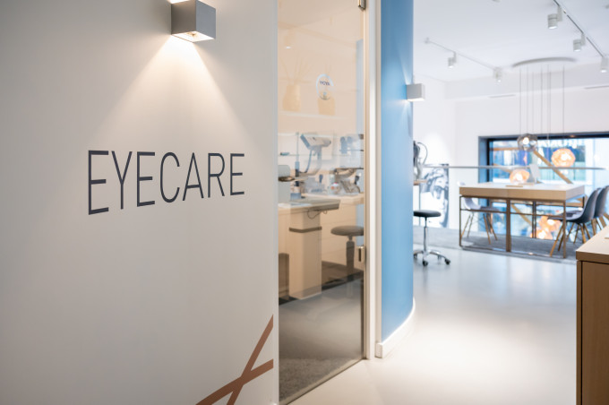 Galerieebene von BELLEVUE mit den Untersuchungsräumen für Augenprüfung und Optometrie.