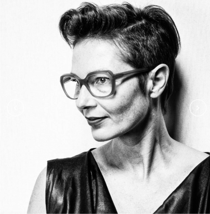 Susanne Klemm, Brillendesignerin ihrer Marke Suzy Glam im Portrait mit avantgardistischer Acetatbrille.