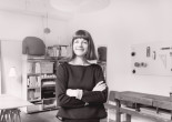 Veronika Wildgruber steht im in ihrem Berliner Atelier, in dem die Brillenmodelle ihrer Marke entstehen.