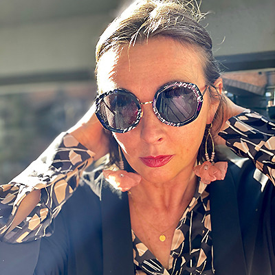 Frauenportrait mit schwarz-weißer Sonnenbrille aus dem BELLEVUE Sonnenbrillen-SALE.