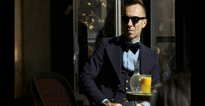 Jerom Mage, Inhaber von Jacques Marie Mage mit Sonnenbrille vor einem Café in Paris.