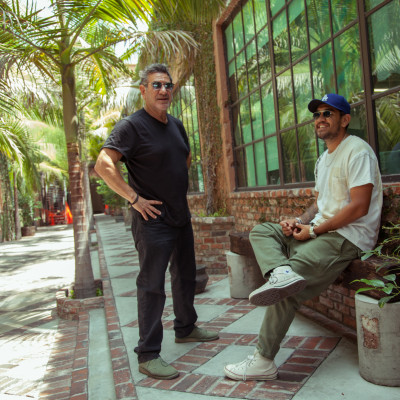 Larry Leight und Garrett Leight von der kalifornischen Luxusmarke Mr. Leight in einem Innenhof mit Palmen in Venice Beach, Kalifornien.