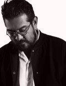 Garrett Leight, Inhaber von Garrett Leight California Optical in zurückhaltender Pose mit leicht getönter Brille.