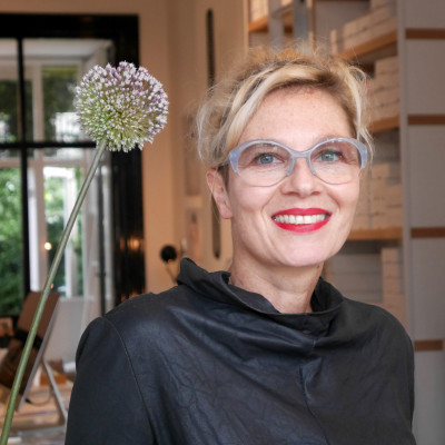 Susanne Klemm ist Namensgeberin, Designerin und Mitinhaberin der Brillenmark Suzy Glam.