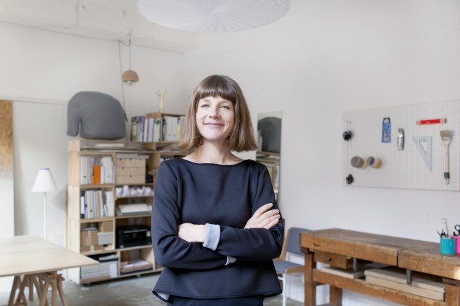 Veronika Wildgruber mit einem freundlichen Lächeln mitten in ihrem hellen Designatelier.