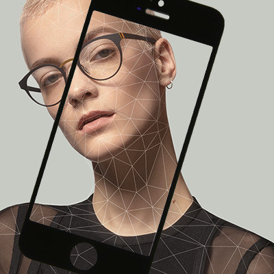 Frauenportrait mit Brille und Digitalisierungslinien, überlagert von einem Handy als Grafik