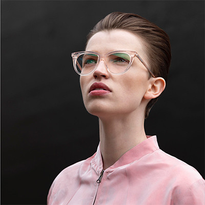 Veronika Wildgruber Acetatbrille in transparentem Pink, Model mit dunklen Haaren