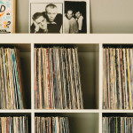 Regal mit hunderten Schallplatten Alben sortiert in einem Regal.