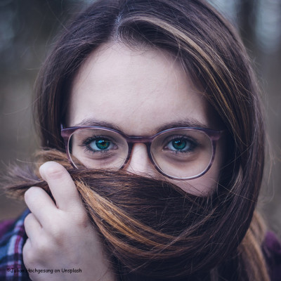 Junge und flexible Augen mit hohen Glasstärken