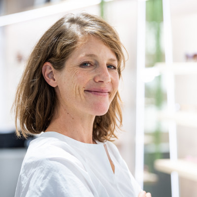 Veronika Wildgruber, Brillendesignerin mit einer eigenen Kollektion, lächelnd im Geschäft von BELLEVUE.